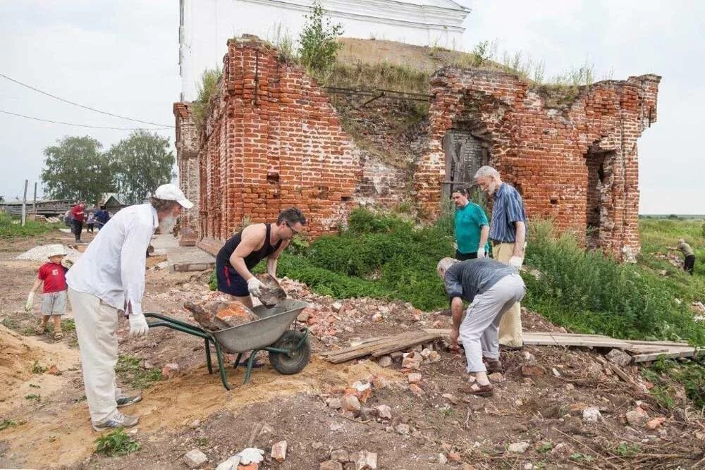 Восстановление храмов в россии. Реставрация храма. Восстановление церквей. Люди реставрируют храм. Восстанавливающийся храм.