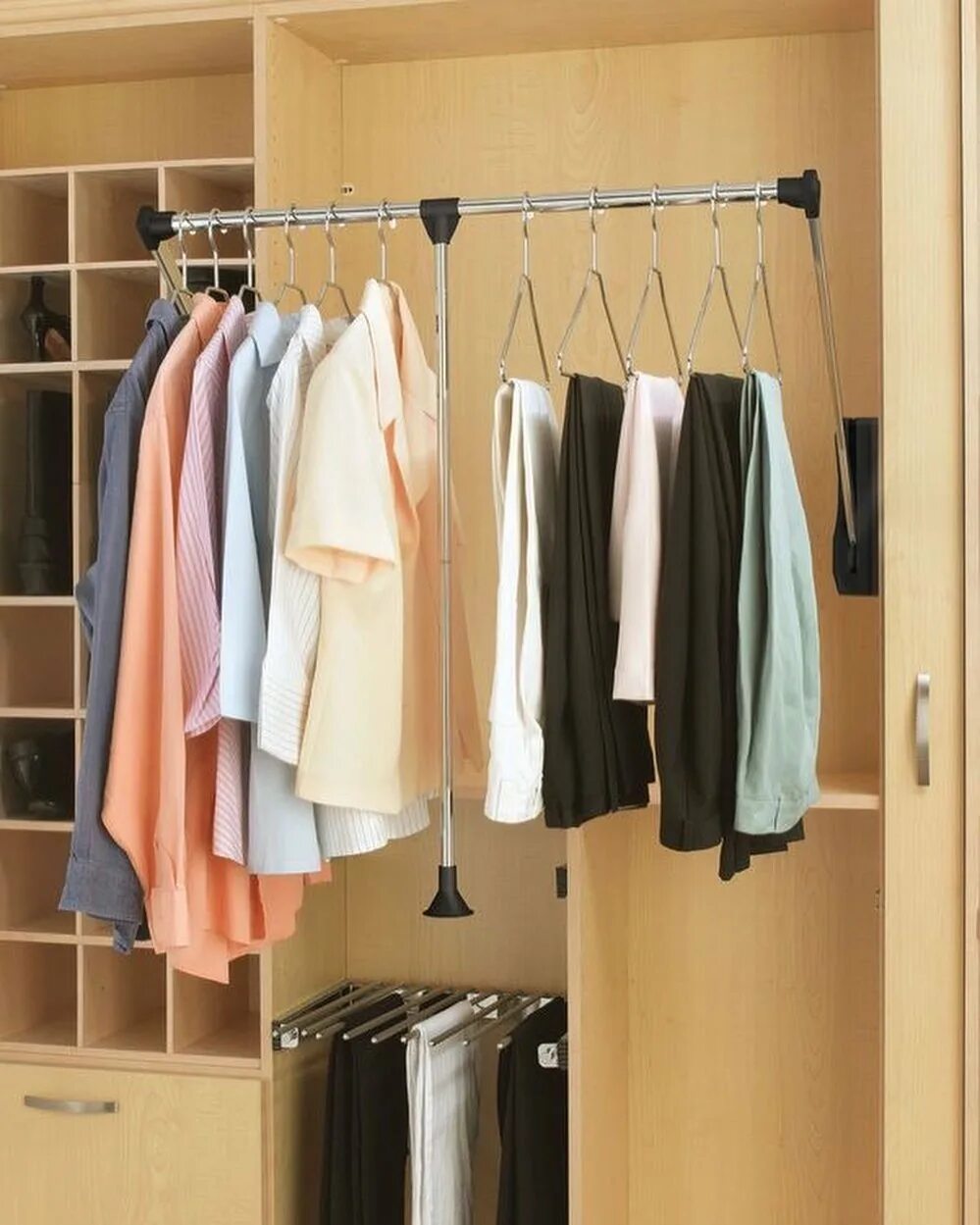 штанга мулиг икеа в гардеробе. пантограф в гардеробной. Hafele штанга гардеробная. шкаф с вертикальной штангой. штанги для одежды в гардеробную.