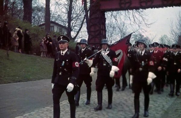 Парад в Германии Вермахт и СС. Солдаты СС на параде. Эсэсовская форма на параде. Гестапо парад. Как пройти на сс