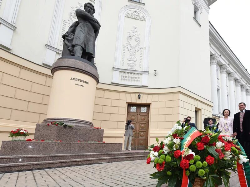 Возле театра оперы и балета. Памятник пушкину в казани. казань театр оперы и балета памятник пушкину. памятник тукаю у театра оперы и балета в казани. памятники около театра оперы и балета казань.