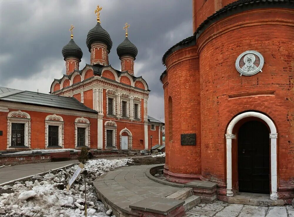 Высоко-Петровский ставропигиальный мужской монастырь, Москва. Высокопетровский монастырь Петра митрополита. Высокопетровский монастырь Петровский храм. Церковь Петра митрополита Высокопетровского монастыря в Москве.