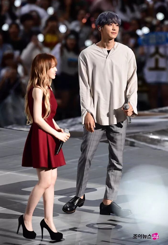 Низкие айдолы девушки. Кпоп айдол. Цызыюй твайс в полный рост. Дженни в шортах блэк пинк. Корейские айдолы в полный рост.