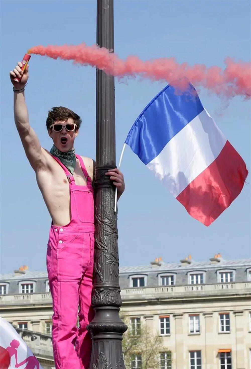 Gays france. Знаменитые гомики франции. Лгбт парад во франции. Gays france. Детский парад гомосеков.