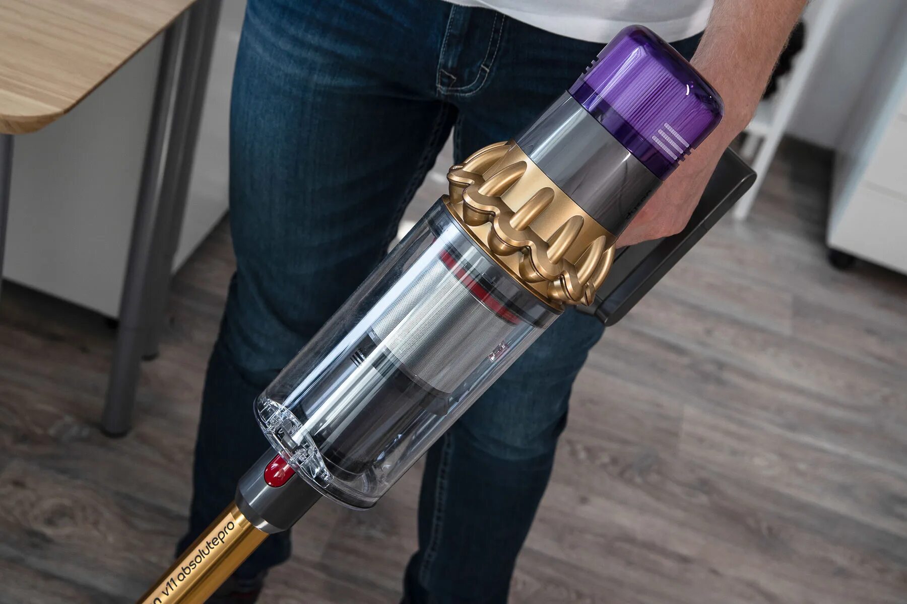 Дайсон внутри. Dyson v11 absolute насадки. Dyson v10 циклонный фильтр. Внутренность Дайсон v10. Пылесос ручной (handstick) Dyson v11 absolute uk.