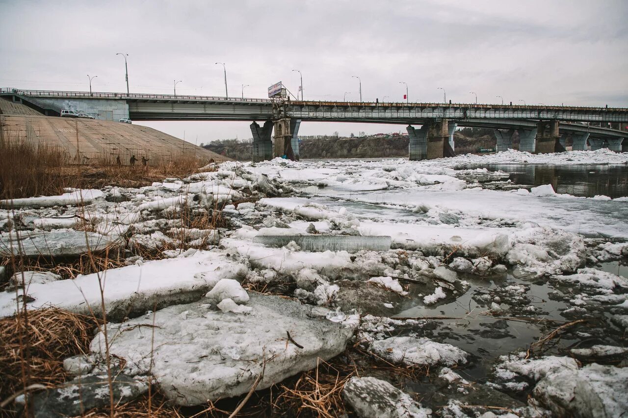 Веб камера кузнецкий мост новокузнецк уровень воды. Река Томь ледоход 2022 Новокузнецк. Река Томь Новокузнецк мост. Ледоход в Новокузнецке. Поселок мутный Кемеровской области.