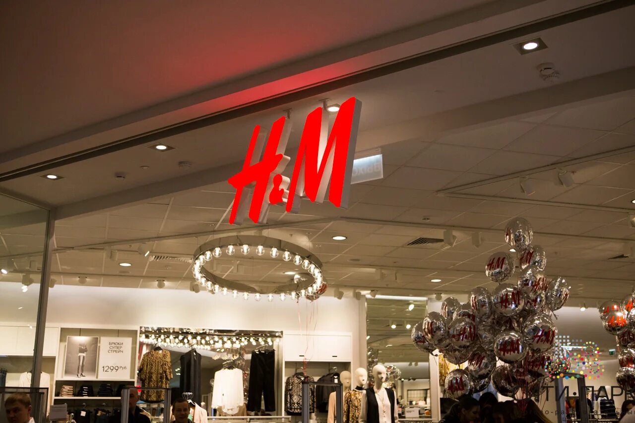 HM HM HM. H&M hennes & Mauritz. H M магазин. H M интерьер магазина.