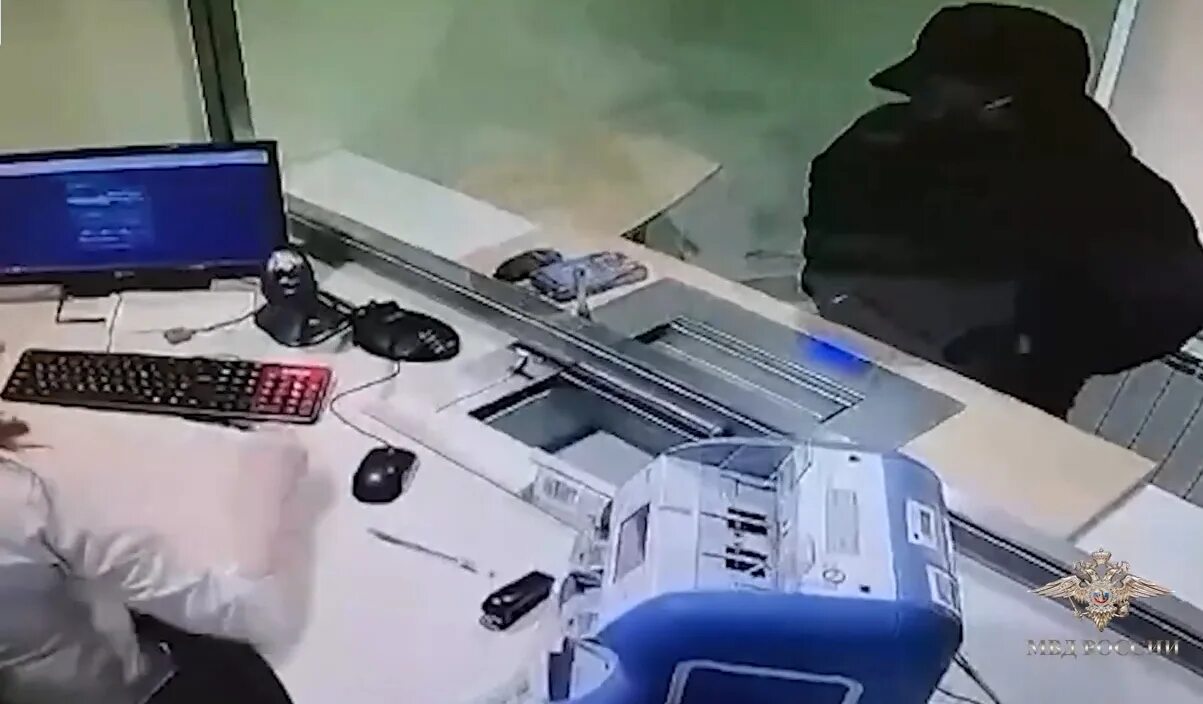 Калининград нашли банк. Ограбление сбербанка. грабитель банка. грабитель в банке. ограбление банка полиция.