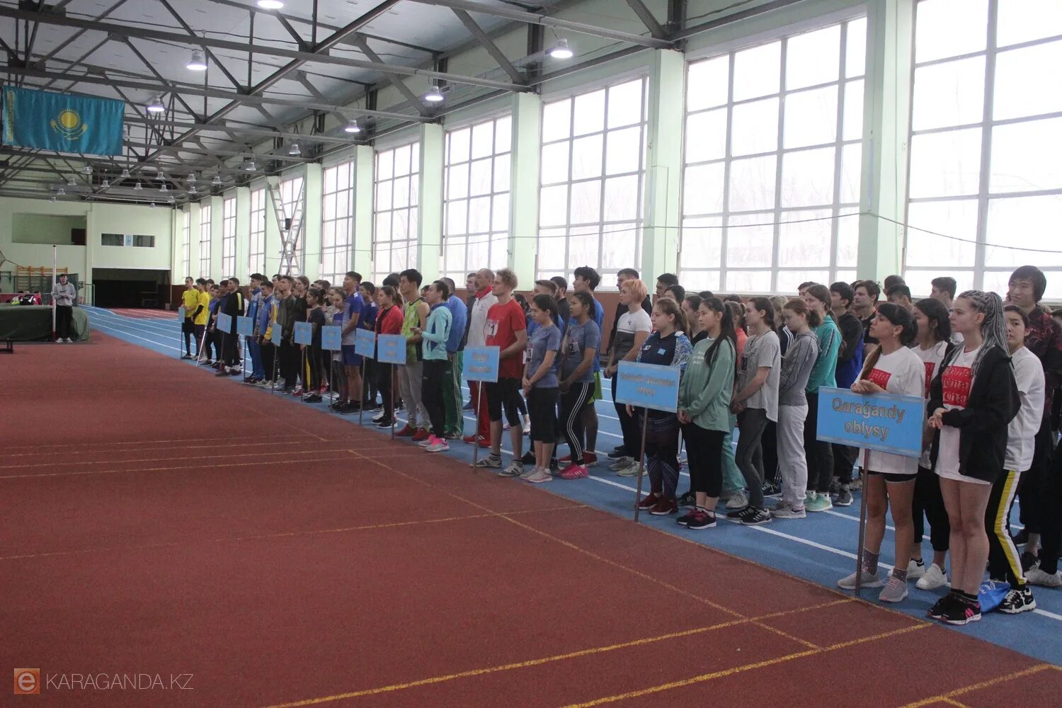 Игорь и елена караганда инвалиды. Инвалиды караганда. Женщина инвалид 1 группы. Специальные тротуары для инвалидов колясочников. Инвалиды караганда.