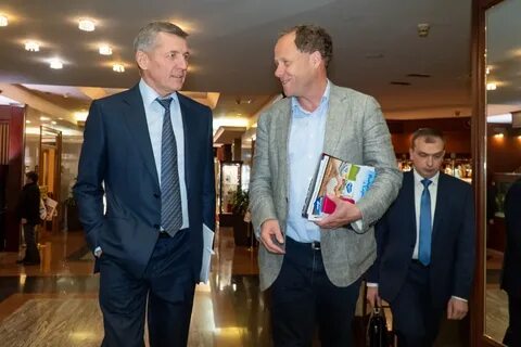 Компания новиком