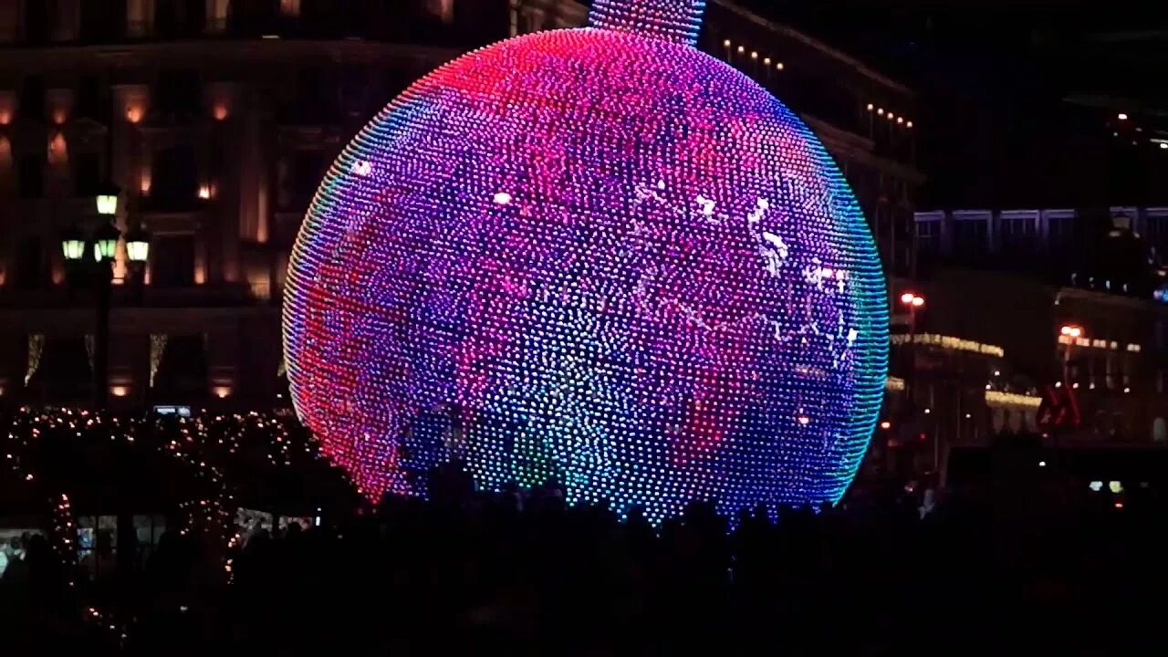 Москва шар адреса. Шар в Москве на площади. Шар светящийся на площади. Огромный елочный шар на Манежной площади. Шар на Манежке.