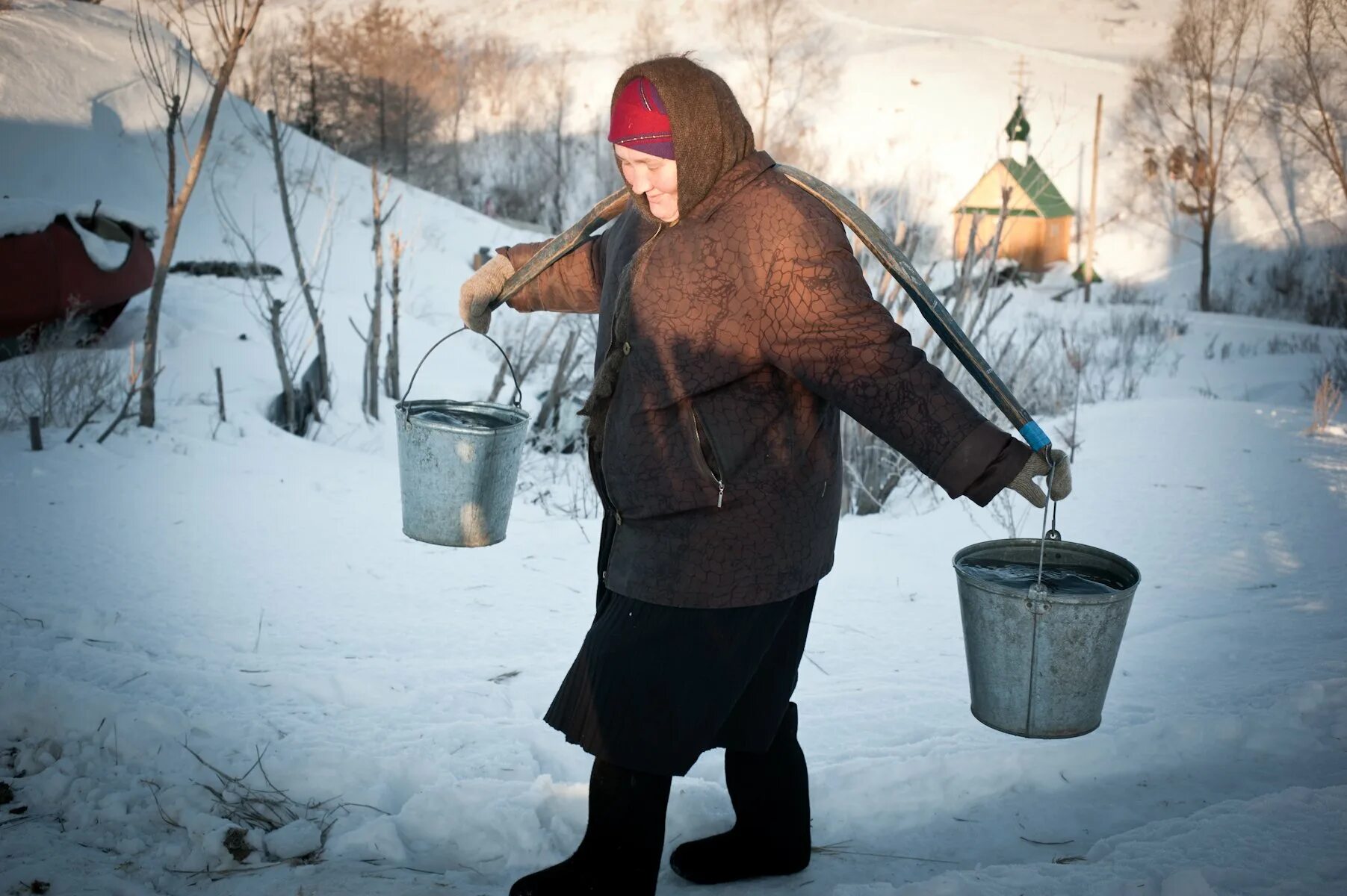 Девушка с коромыслом. Коромысло с ведрами. Женщина с ведрами. Бабка с ведрами.