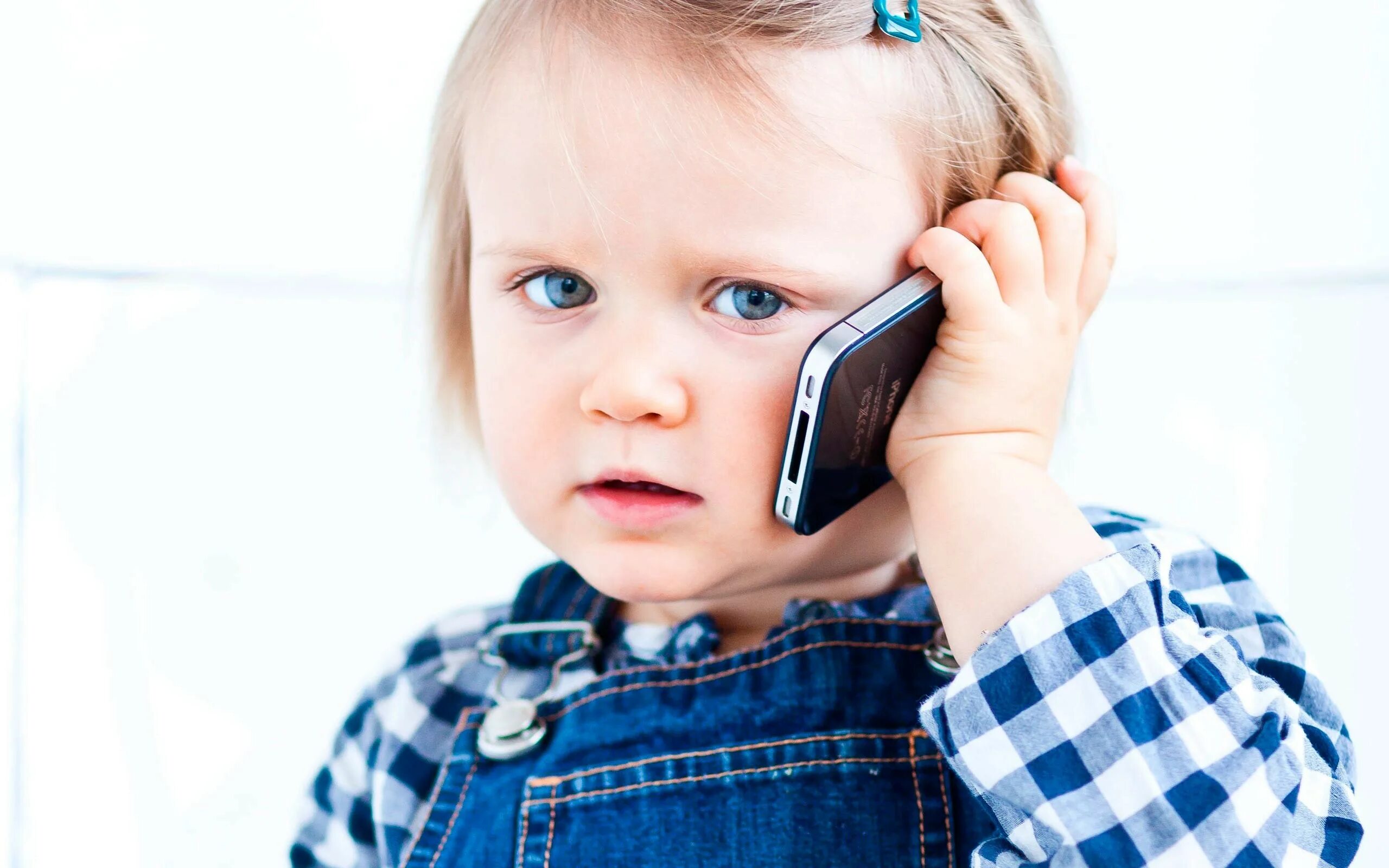 Смартфон для ребенка 7 лет. Ребенок с айфоном. Подросток с айфоном. Айфон в руках ребенка. Ребенок с айфоном.