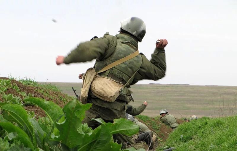 парень окоп гранаты