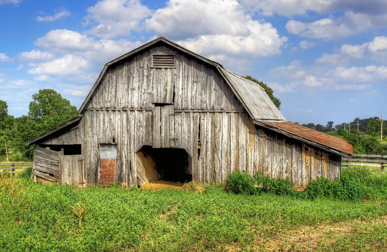 Старый сарай внутри. Амбар коровник в америке. Внутри старого сарая. Пустой сарай. Англия деревенский сарай-склад.