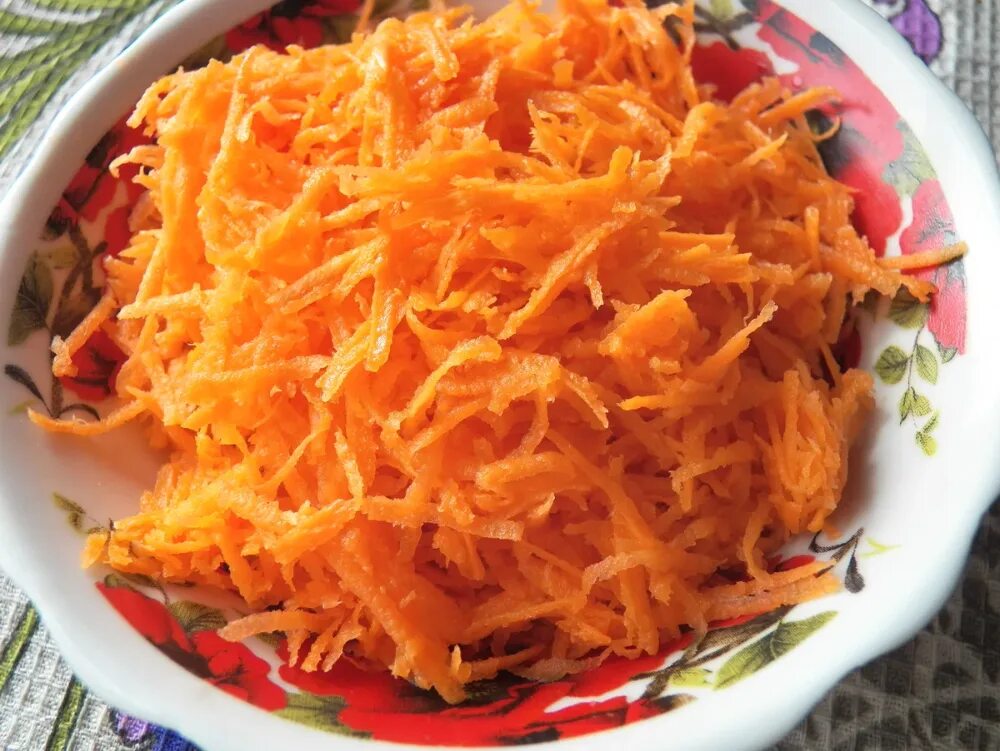 Вкуснейшие салаты из моркови. Морковка по корейски. Салат из моркови фото. Тертые овощи. Морковь по корейски фото.