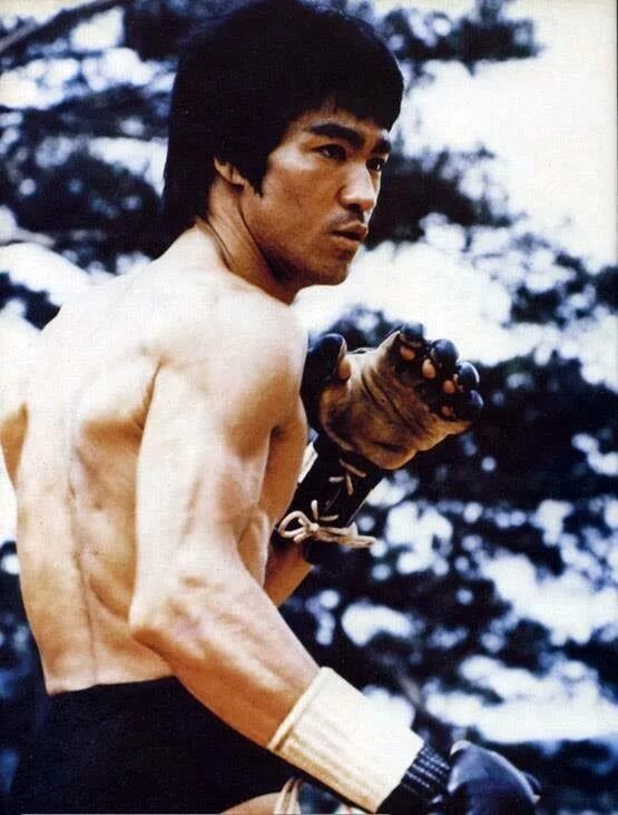 Брюс ли кун. Брюс ли. bruce lee джиткундо. брюс ли в школе. боевая школа брюса ли.