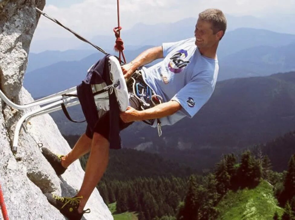 Самые опасные увлечения. Экстремальное глажение (айронинг). Extreme Ironing вид спорта. Phil Shaw extreme Ironing. Фил шоу экстремальная глажка.