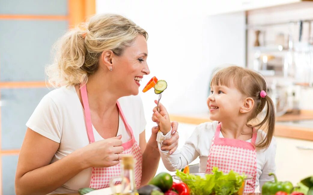 мама и малыш за столом. мама кормит малыша. мама съела малыша. дети за столом. мама съела малыша.