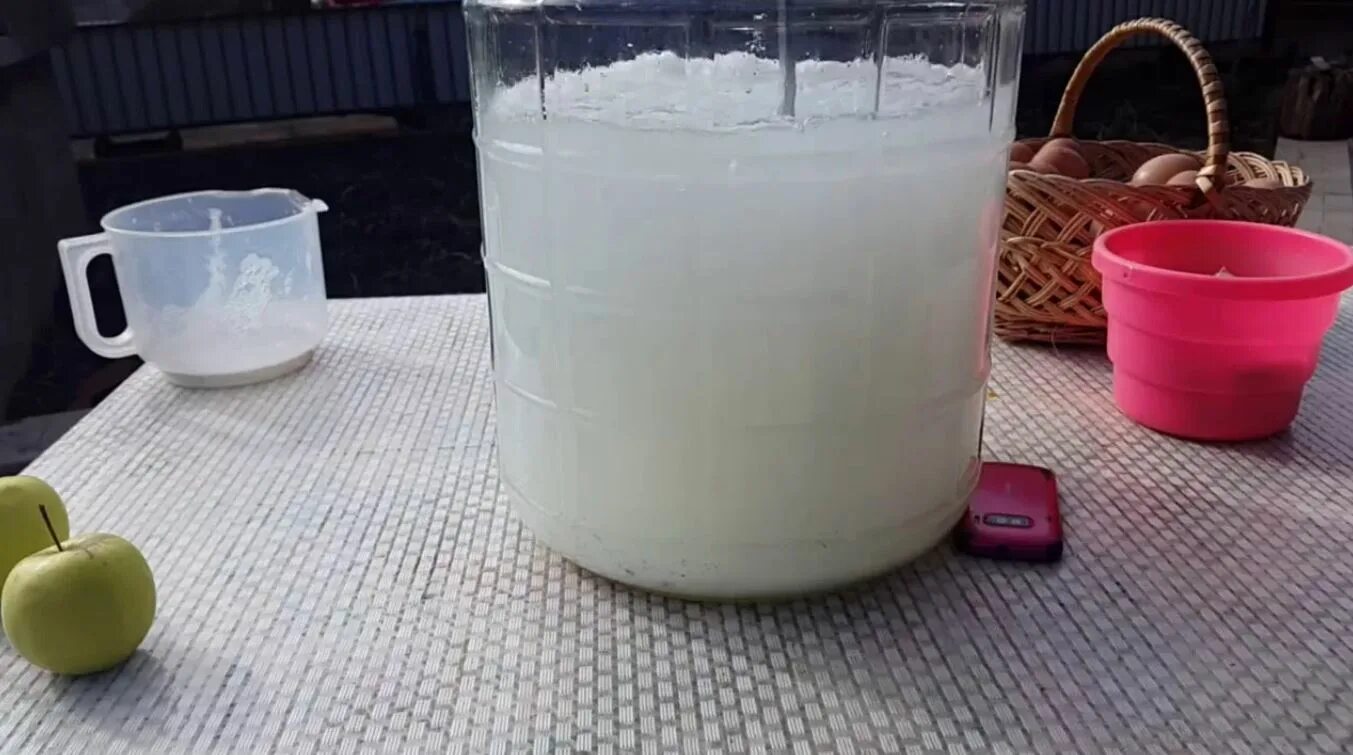 1 очистка самогона. Очищение самогона молоком. Очистка самогона молоком. Самогон фильтрация молоком. Самогон с молоком.