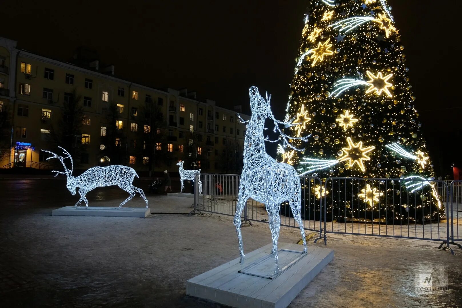 Новогоднее оформление города. Городские украшения на новый год. Новогоднее украшение площади города. Световое украшение города к новому году. Новый год 2024 московская область