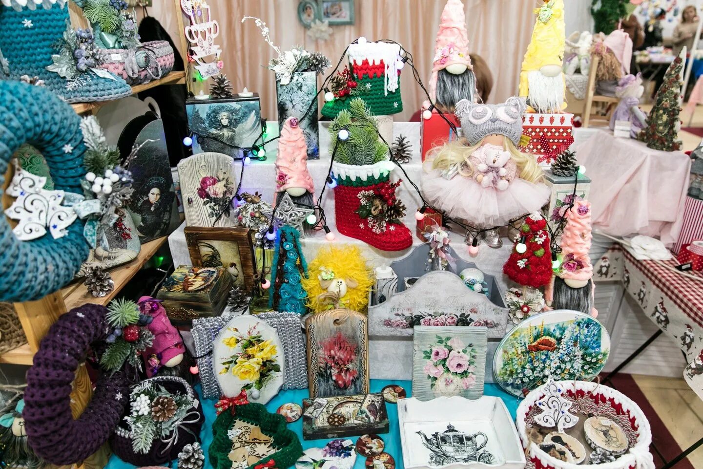 Выставка мастеров. Новогодняя ярмарка рукоделия. Как продавать на ярмарке мастеров свои изделия. Как продавать на ярмарке мастеров свои изделия. Изделия ручной работы.