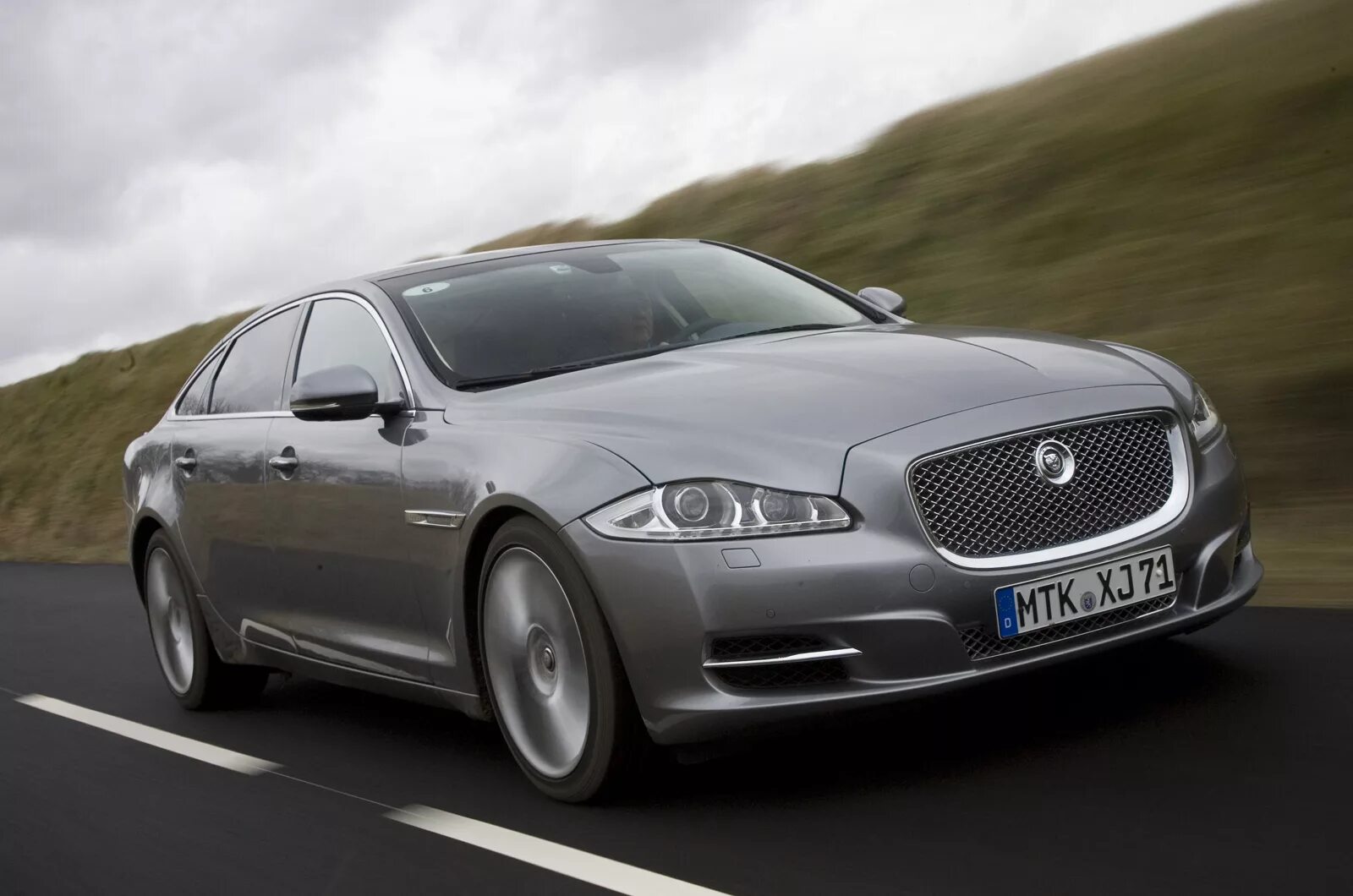 Jaguar xv se. Jaguar xj 3. 0 diesel. Ягуар коричневый. Ягуар xj 3.