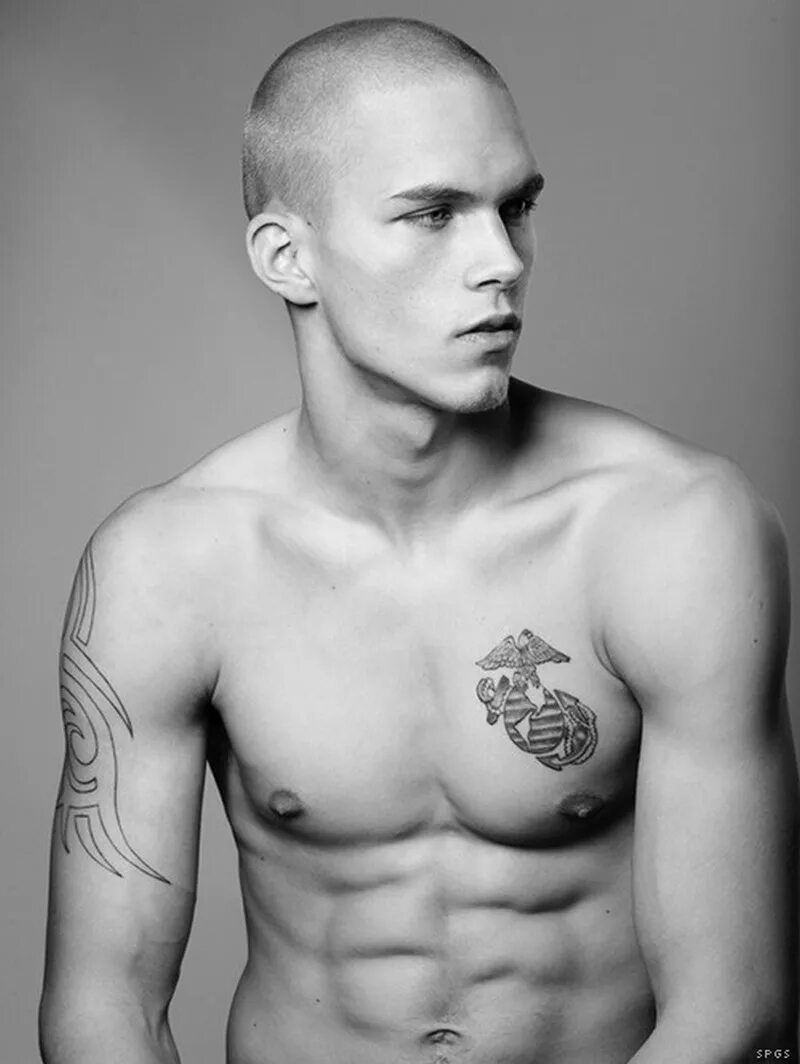 Dmitry tanner лысый. Парням нравятся бритые. Бритье мужской грудной клетки. Мужские подмышки. Мужские подмышки.