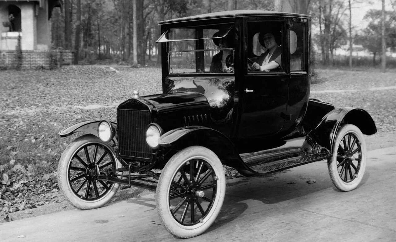 Автомобиль первую четверть. Первый электромобиль роберта дэвидсона. Ford model t 1915. Ford model t 1915. Три четверти своего пути автомобиль.