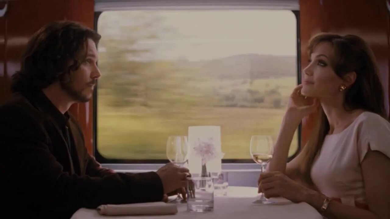 Два далеких незнакомства. Турист Джонни Депп Джоли в поезде. Анджелина Джоли и Джонни Депп в поезде. Анджелина Джоли 2010 турист.