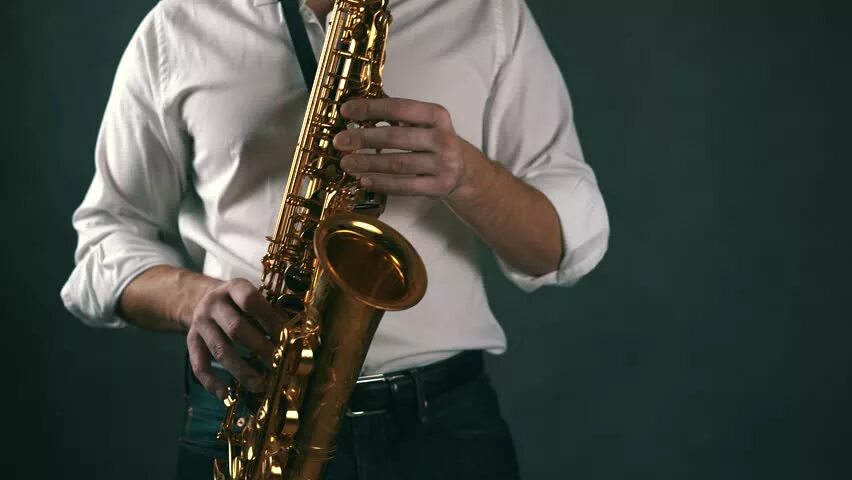 Playing saxophone. Человек с саксофоном. Игра на саксофоне. Мужчина с саксофоном. Человек играющий на саксофоне.