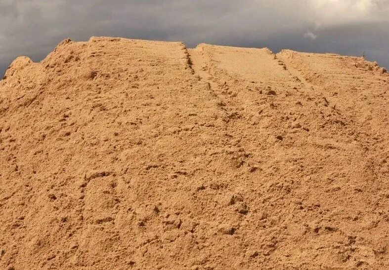 Сколько стоит машина песка с доставкой. Песок Речной намывной. Песок строительный карьерный. Песок намывной строительный. Песок карьер.