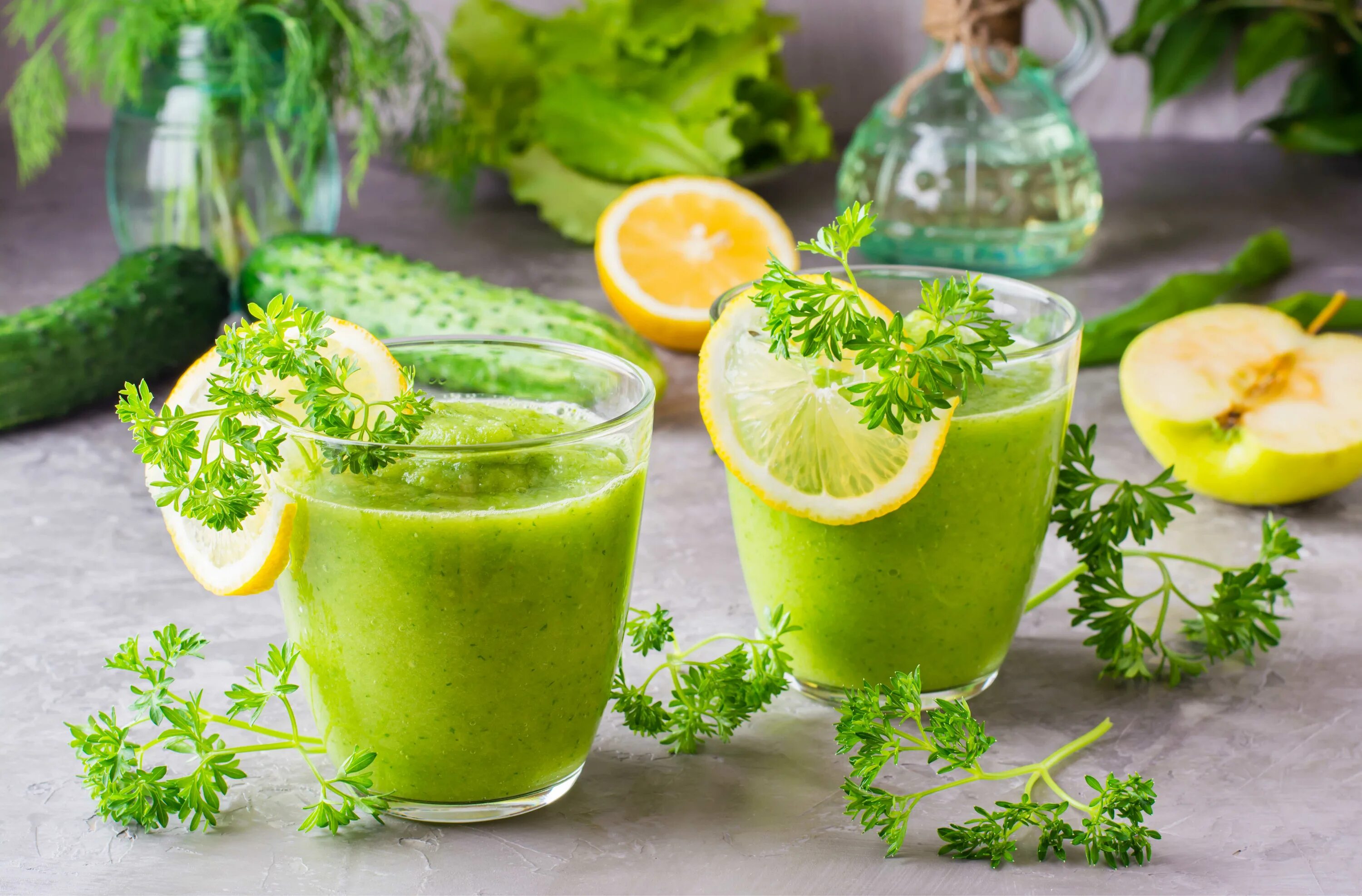 Как приготовить сельдерей в блендере. Напитки смузи Smoothie Green. Огурец петрушка смузи. Зелёный смузи детокс. Смузи огурец сельдерей.