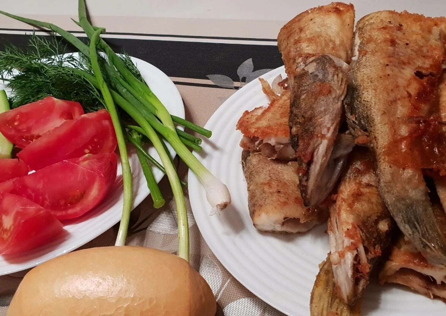 щука жареная на сковороде в муке. рыба жареная из щуки. жареная щука. можно ли жарить щуку. жареная щука.