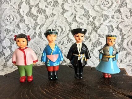Фигурки в национальных костюмах