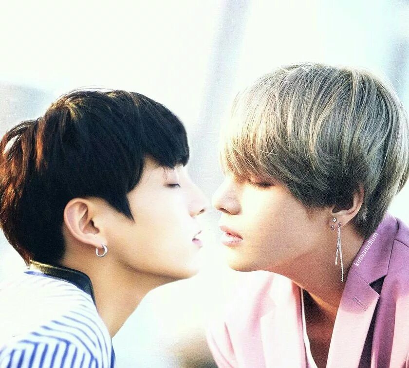 Вигуки БТС. БТС тэхён и Чонгук поцелуй. BTS ви и Чонгук. BTS taekook. Что произошло между тэхеном и чонгуком