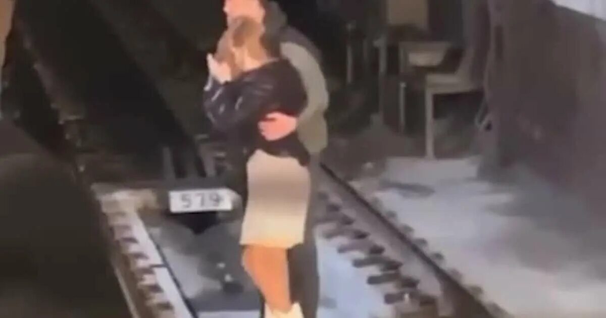 Парень толкнул девушку под поезд. Девушка на рельсах в метро.