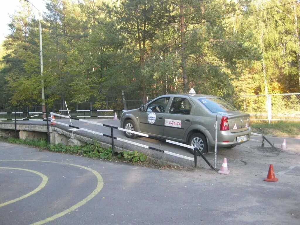 Экзамен ПДД площадка эстакада. Эстакада площадка в ГАИ. Эстакада на экзамене в ГИБДД. Горка ПДД экзамен автодром. Выполнение эстакады