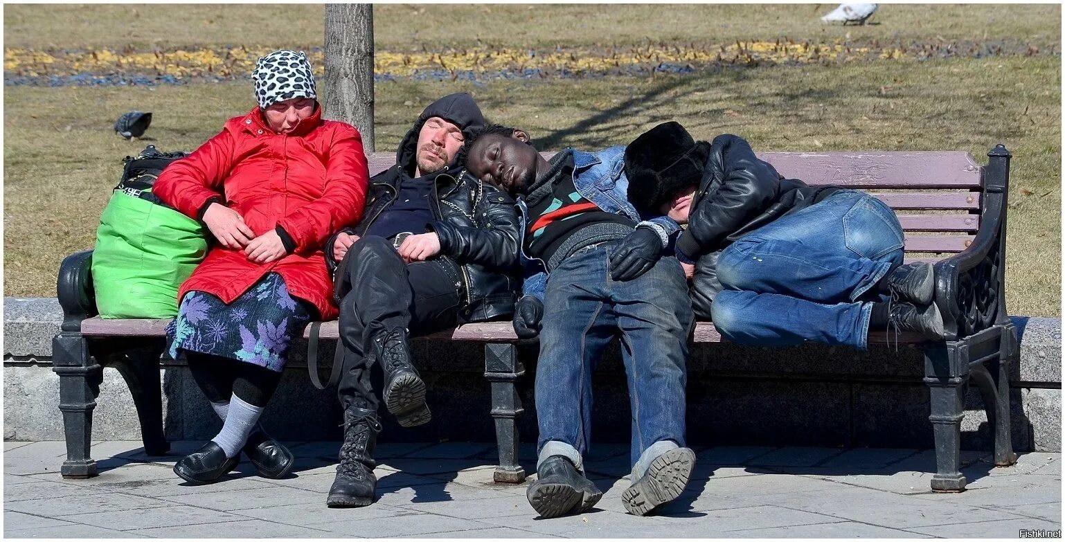 Бомж поднимает бомжа. Бомж с бомжихой на лавочке. любовь бомжей на лавочке.