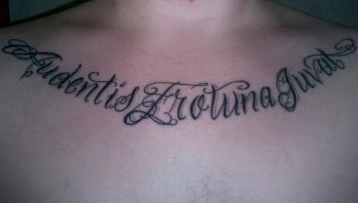 Удача сопутствует смелым на латыни. Audentes fortuna juvat тату. audaces fortuna juvat тату. audentes fortuna juvat тату на руке. справедливость на латыни.