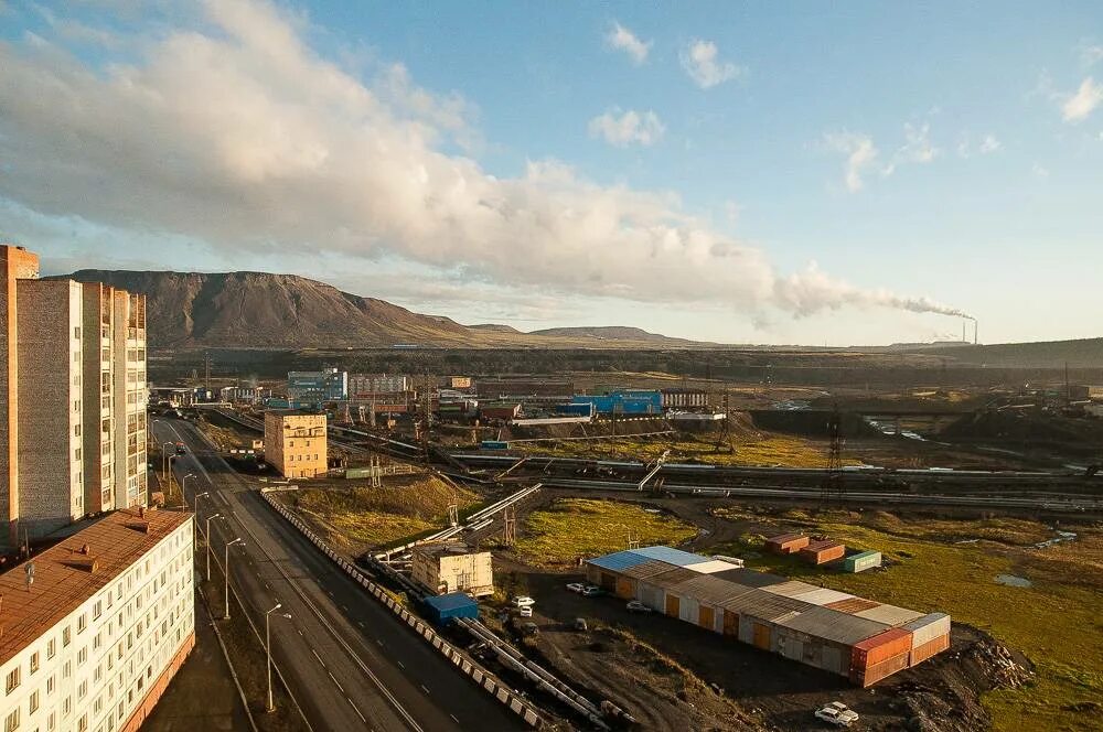 Окрестности норильска. Город Норильск природа. Талнах город гора. Норильск Сахалин. Городской пейзаж Норильск.