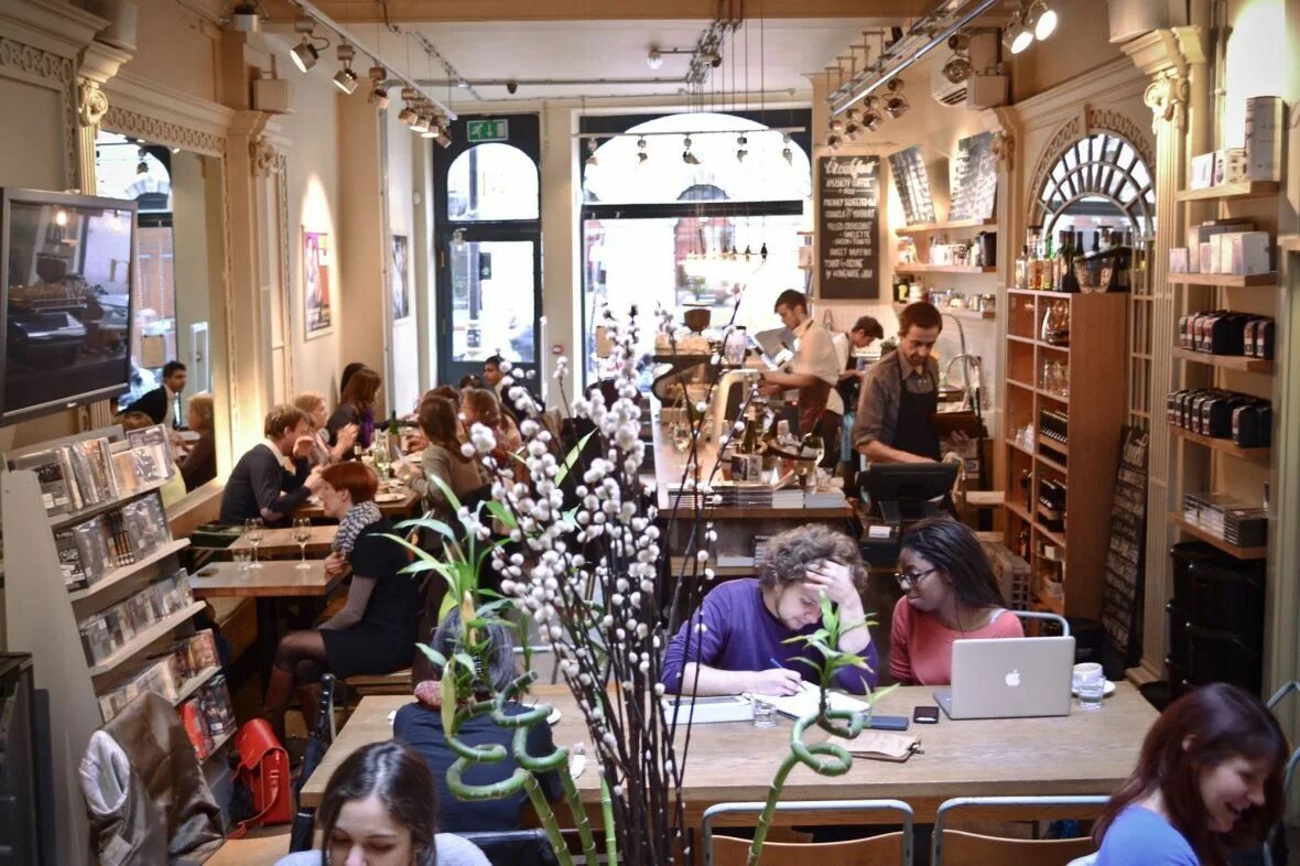 Столик в кофейне у окна. Кафе в музее. The best cafes. Интерьер кафе. Лондон кофе.