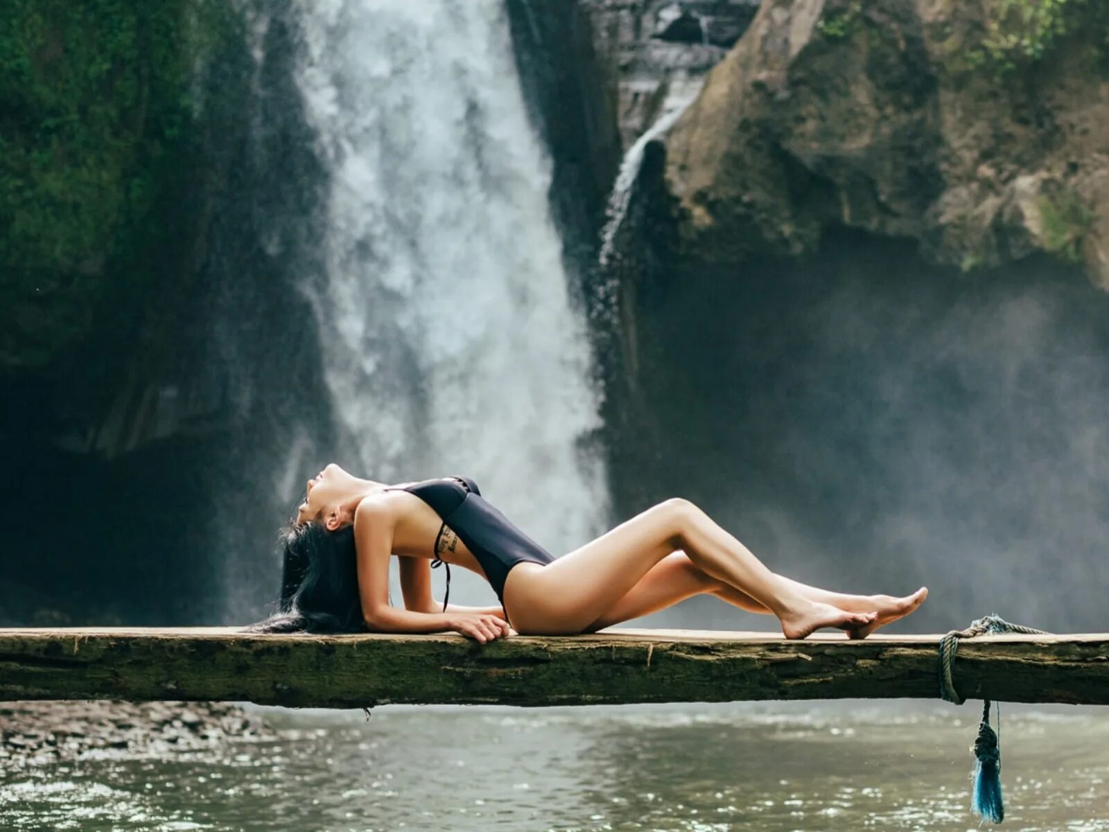 Девушка пода. Фотосессия возле водопада. Девушка у водопада. Девушка под водопадом. Девушка на фоне водопада.