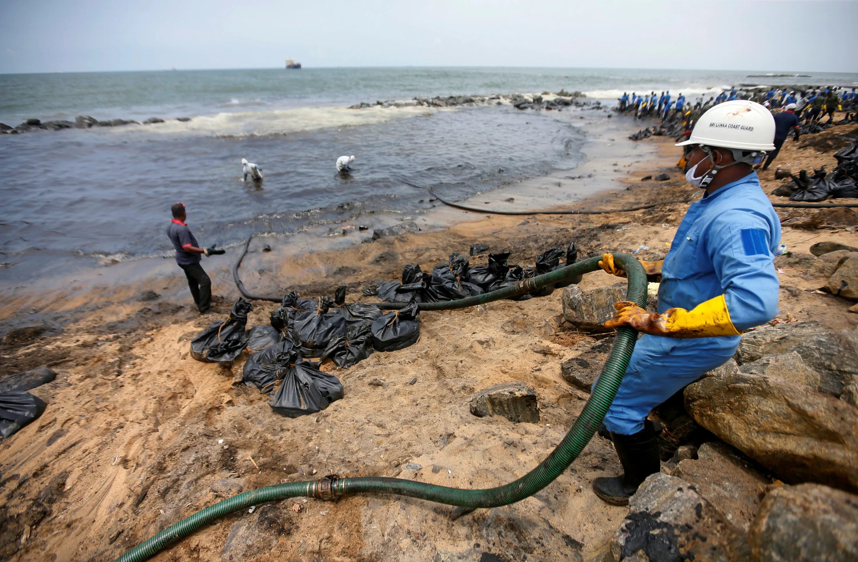 Шри Ланка экологическая катастрофа. Разлив нефти в море. Разлив нефти в океане. Нефтяные пятна в океане. Арак шри