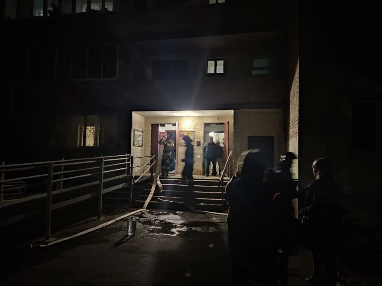 В подъезде девятиэтажного жилого дома сильное задымление. Пожар в подъезде. задымление.