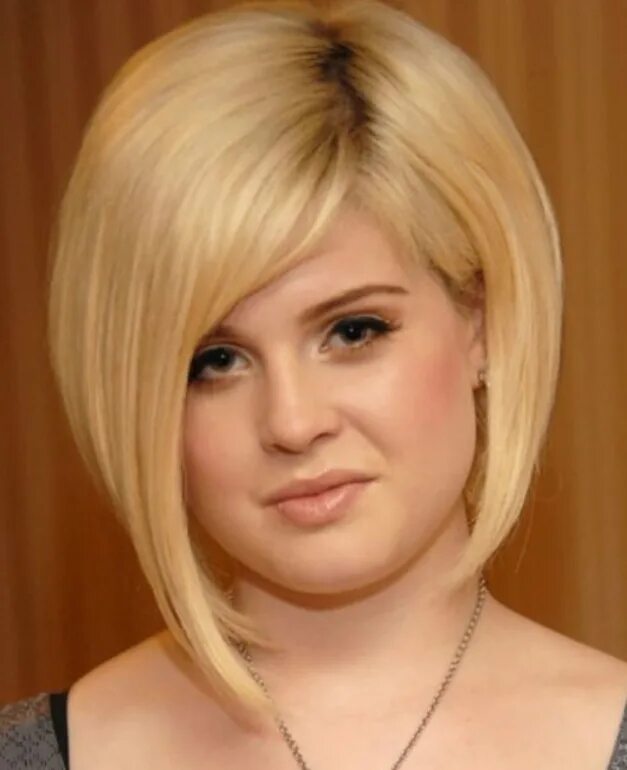 Женский нос. Мэнди мур стрижка. Девушки с широкими скулами. Круглое лицо у девушки. Стрижки для полненьких девушек.