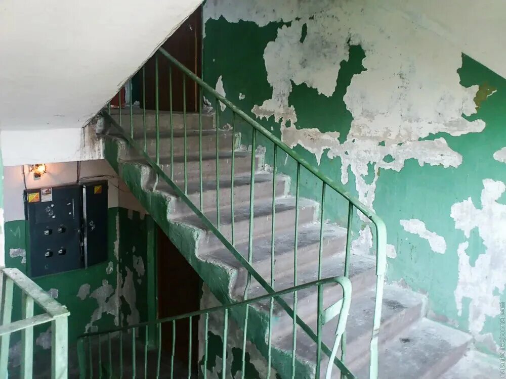 Лестница в подъезде. Подъезд дома. Сколько подъездов в доме. Сколько подъездов в доме. Подъезд внутри.