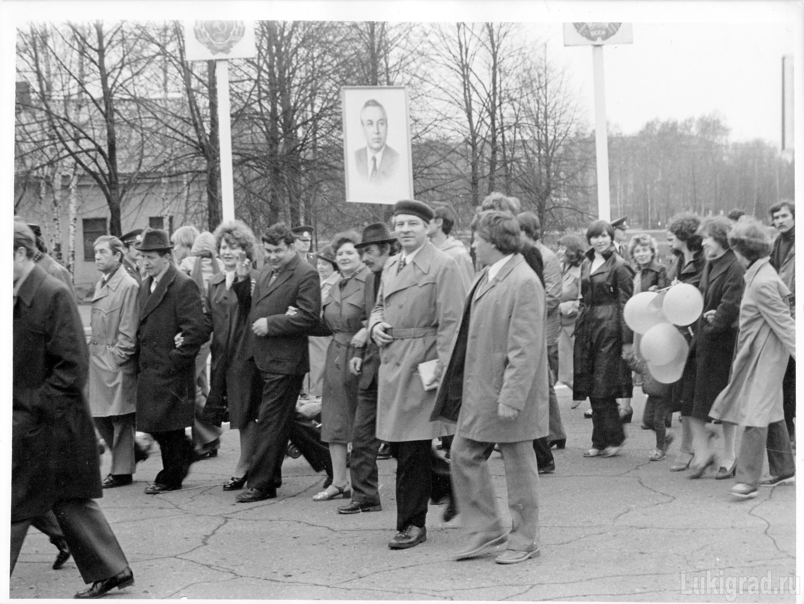 Граждане великие луки. Великие Луки в 90-е годы. Великие Луки архив фотографий. Граждане великих лук. Великие Луки Спутник Лукиград.