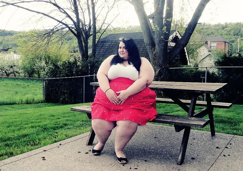 Ожирение у девушек. Толстуха села. Толстуха села. Толстуха села. Толстая женщина бежит.