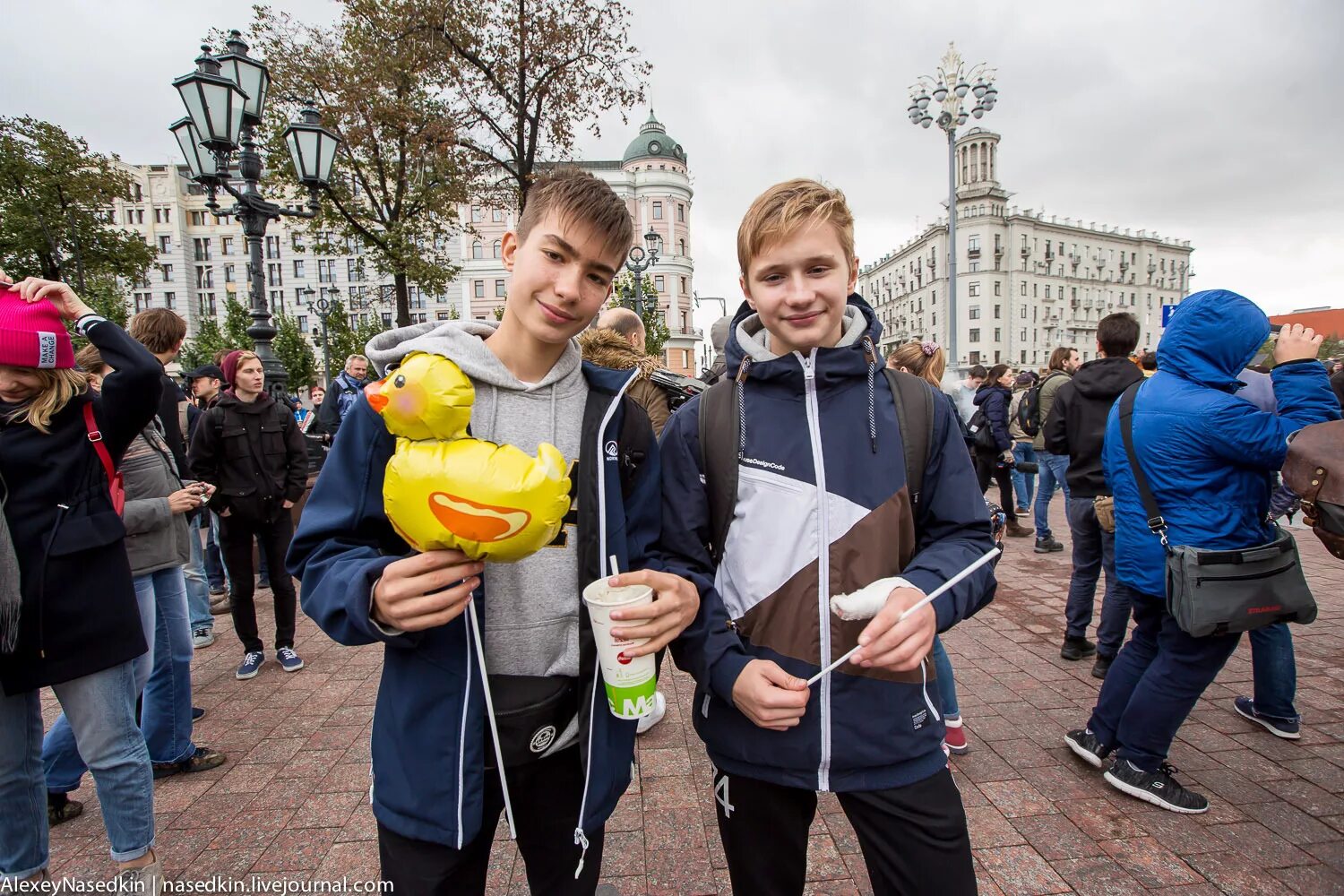 Школьники на митинге. Школьники на митинге Навального. Школьники навальнята. Дети на митинге Навального. Митинг подростков