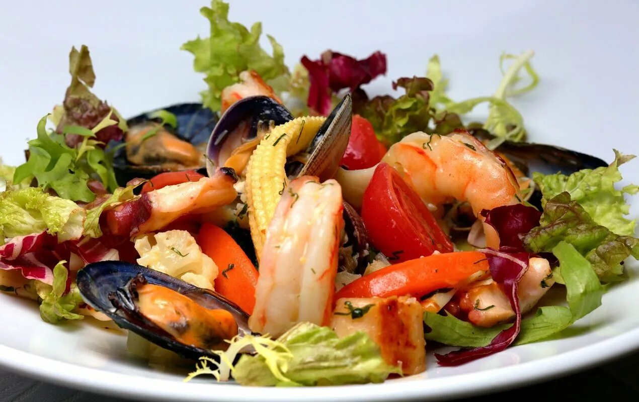 Салат с копчеными овощами. Салат с морепродуктами. Средиземноморская кухня. Салат с морскими гадами. Салат из морепродуктов и овощей.